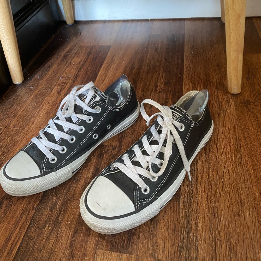 Converse low top leather sneaker